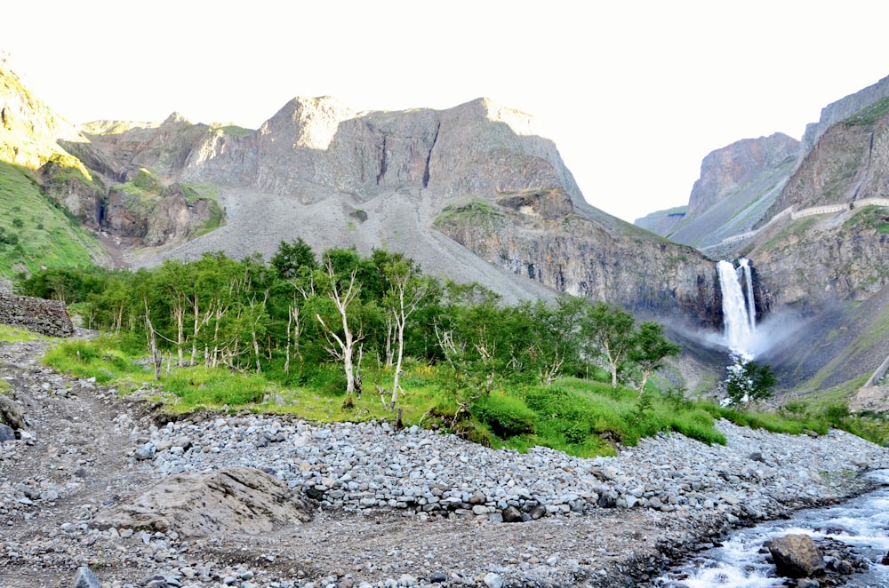 Une cascade au milieu d’une chaîne de montagnes