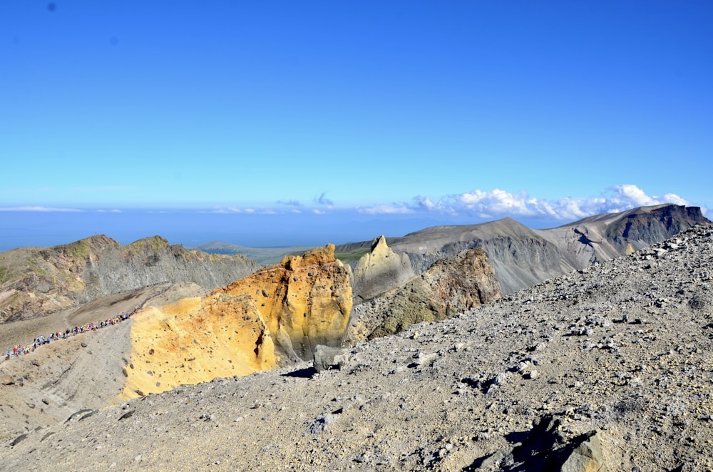 Un grupo de personas subiendo una montaña