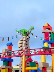 A colorful cartoon-style building block model featuring playful characters and vibrant scenery.