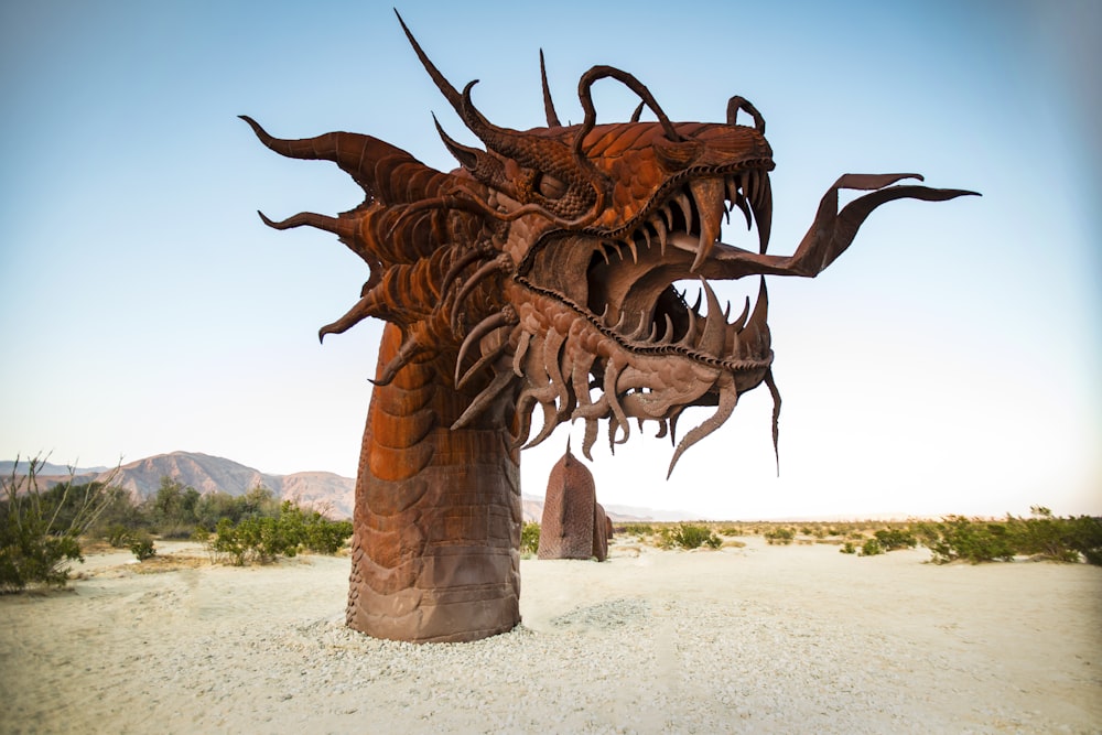 uma escultura de aparência estranha no meio de um deserto