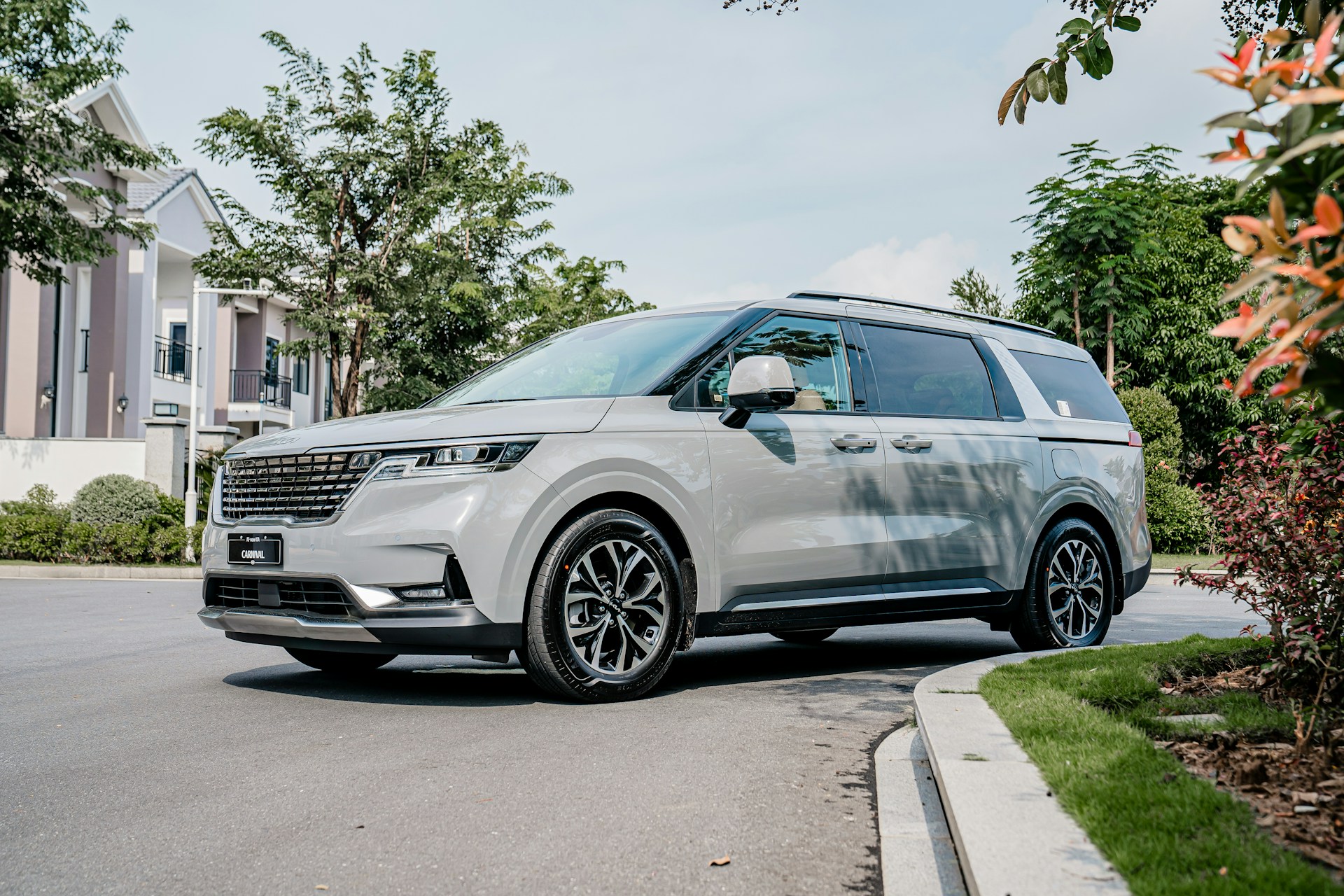 gray computer monitor