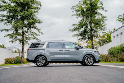 A sleek moviqe delivery van parked outside a modern home under a clear blue sky.