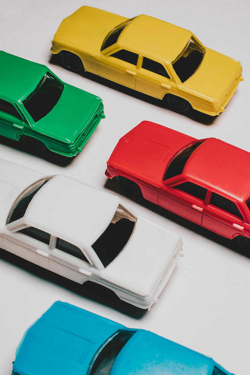 um grupo de carros de brinquedo sentados em cima de uma mesa