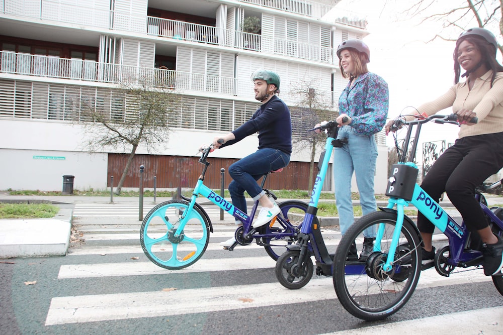 Un par de personas montando en bicicleta por una calle