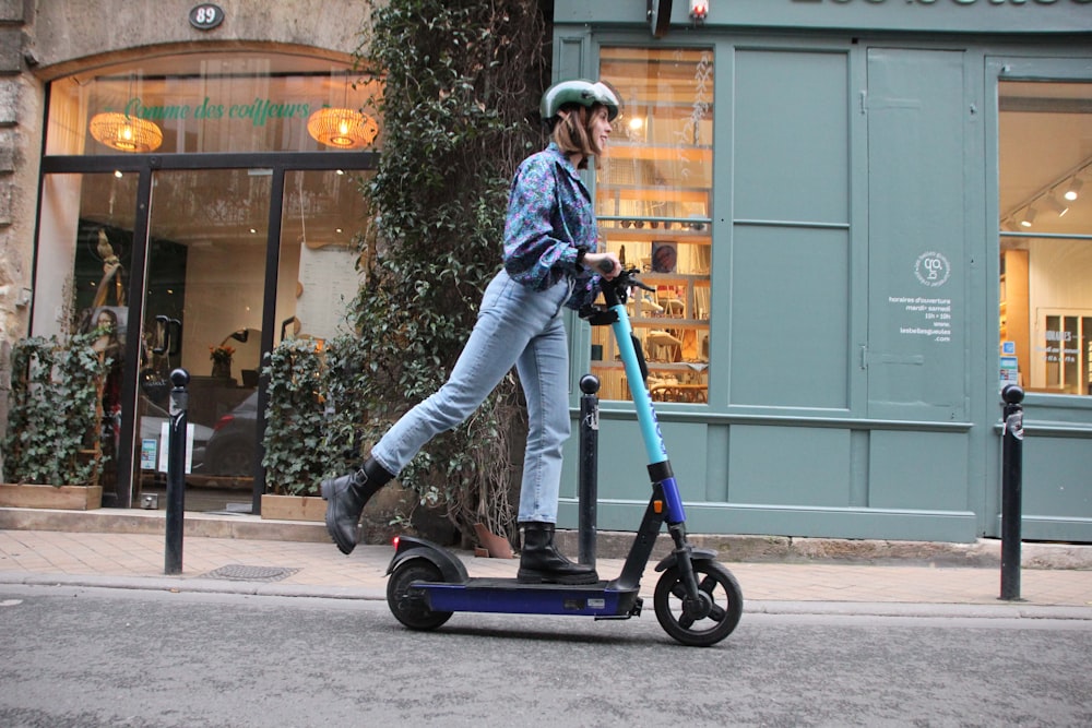 Una persona montando un scooter en una calle de la ciudad