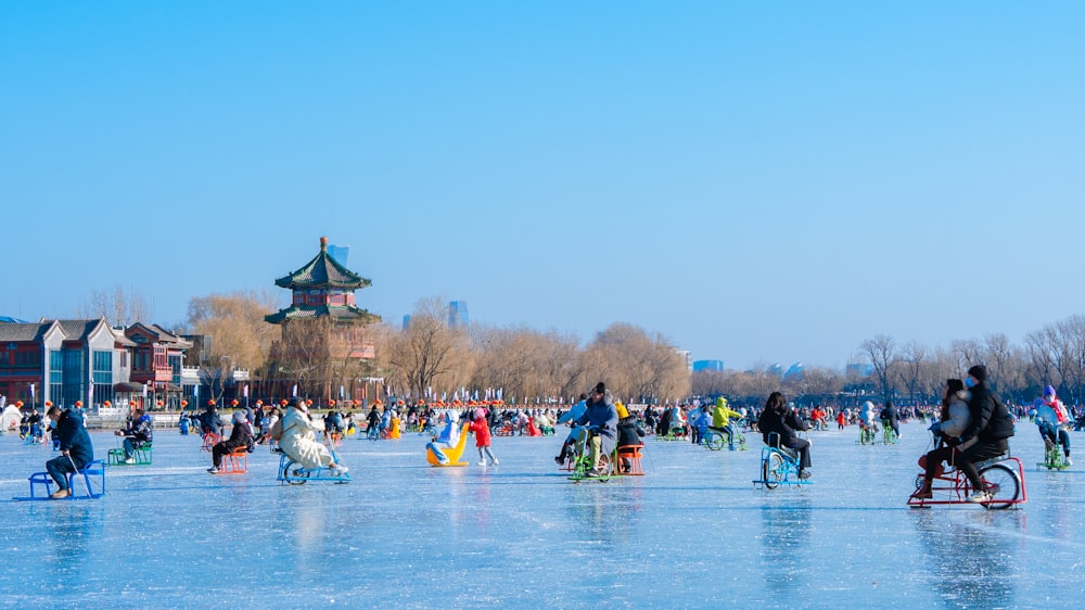 Un groupe de personnes patinant sur un lac gelé