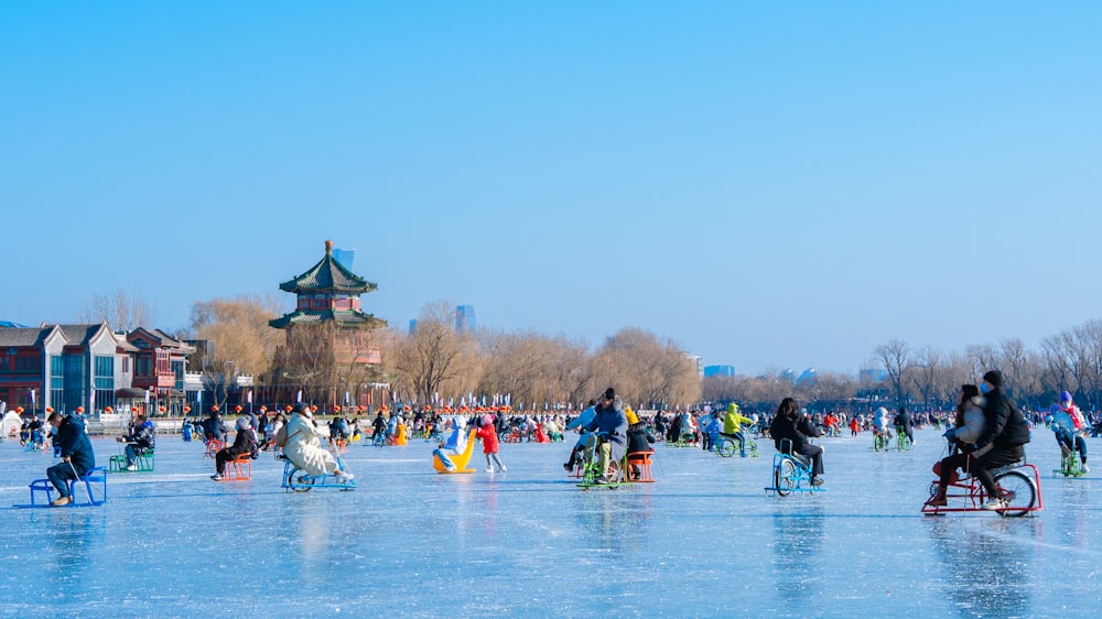 um grupo de pessoas patinando em um lago congelado