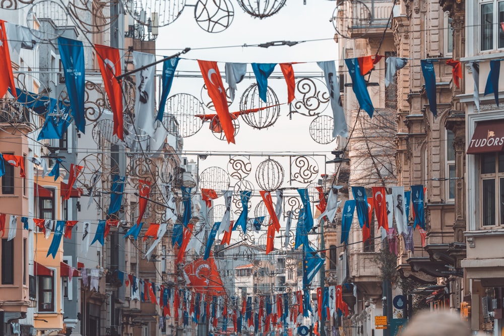 Una calle de la ciudad llena de muchas banderas rojas, blancas y azules