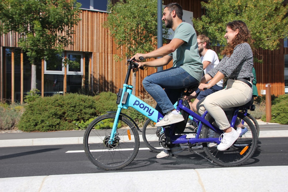 Un hombre y una mujer montando juntos en bicicleta