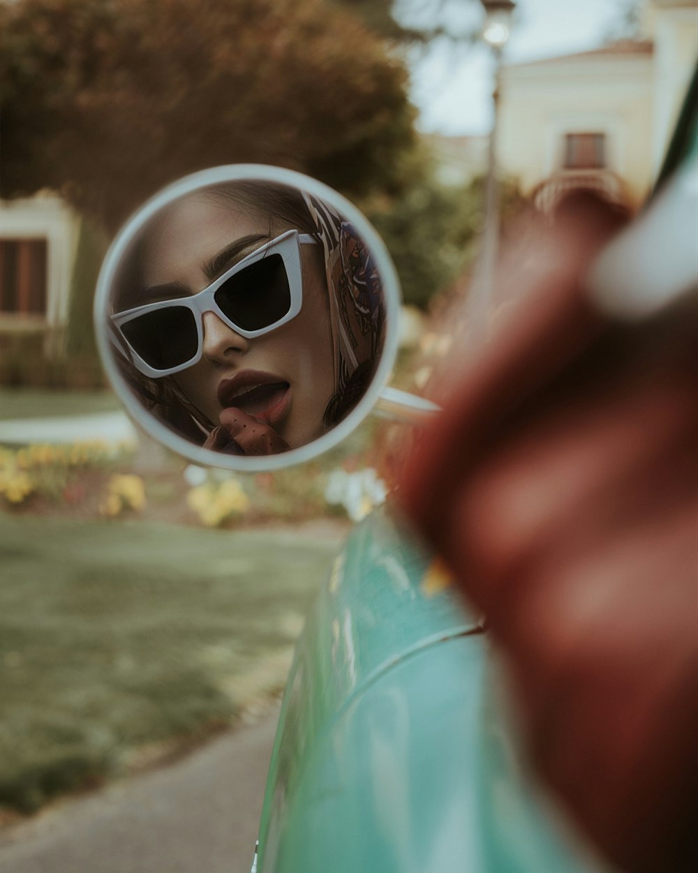 Eine Frau mit Sonnenbrille macht ein Foto von sich im Spiegel