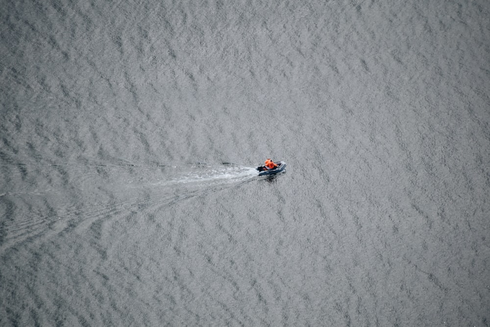uma pessoa em um jet ski em um corpo de água