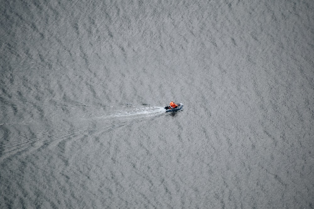 una persona en una moto acuática en un cuerpo de agua