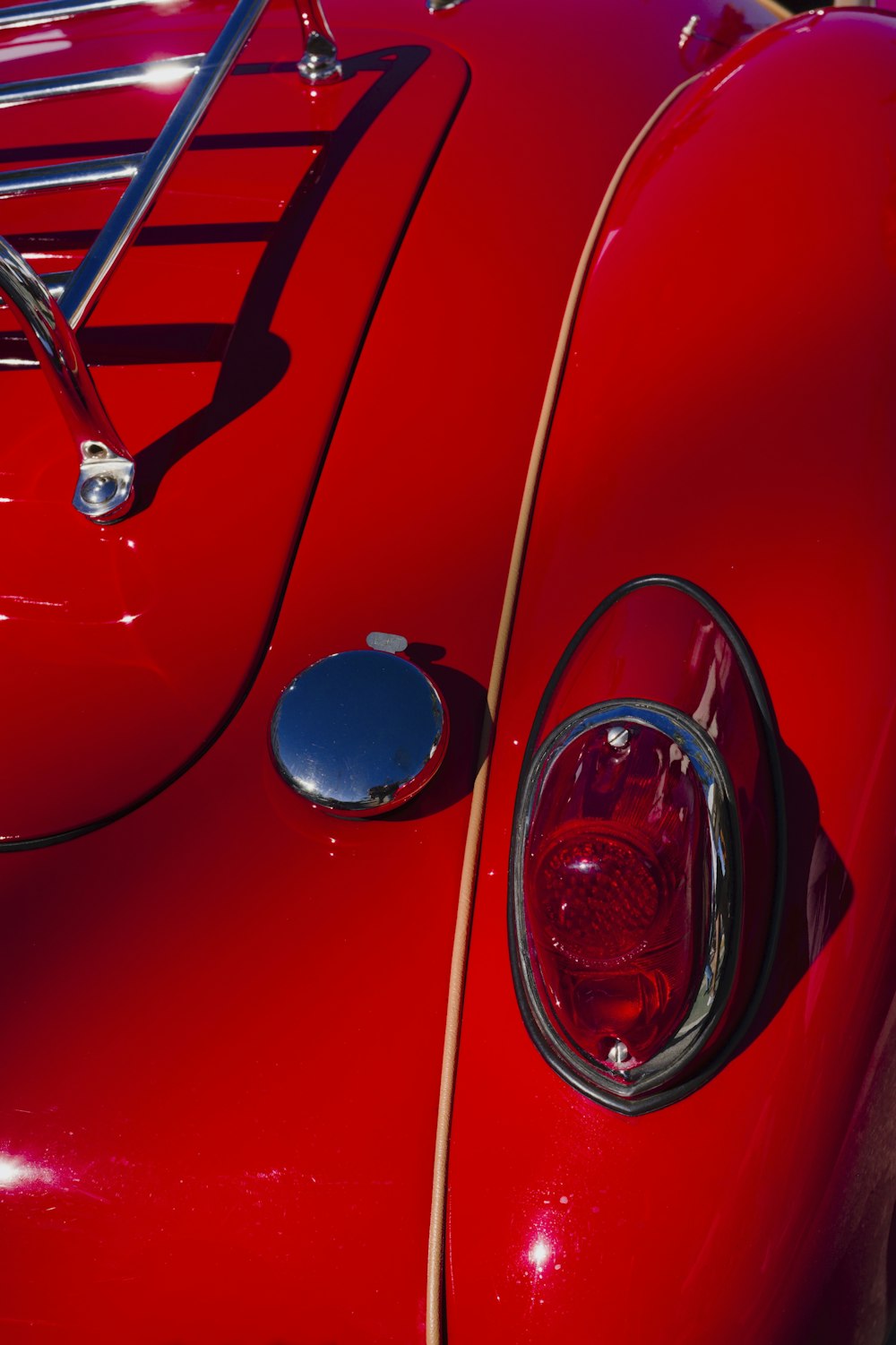 Un primer plano de la parte delantera de un coche rojo