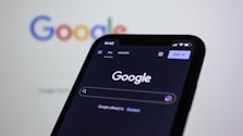 Téléphone intelligent qui affiche un moteur de recherche ― Optimisation SEO