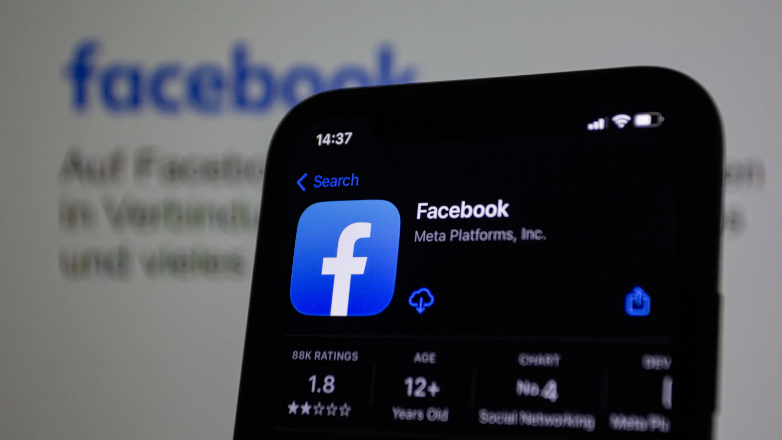 App de Facebook en la pantalla de un móvil