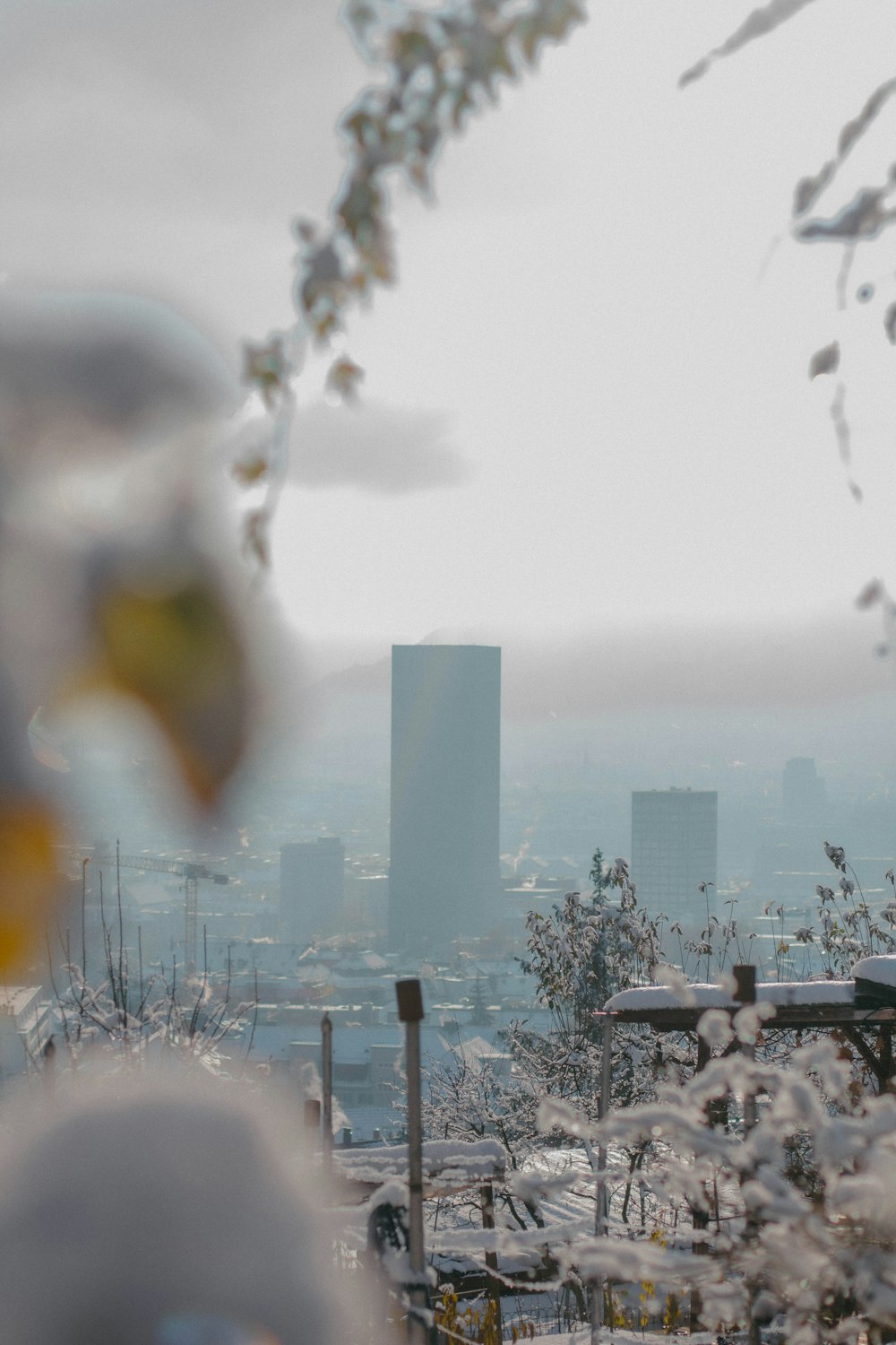 una vista di una città attraverso una finestra