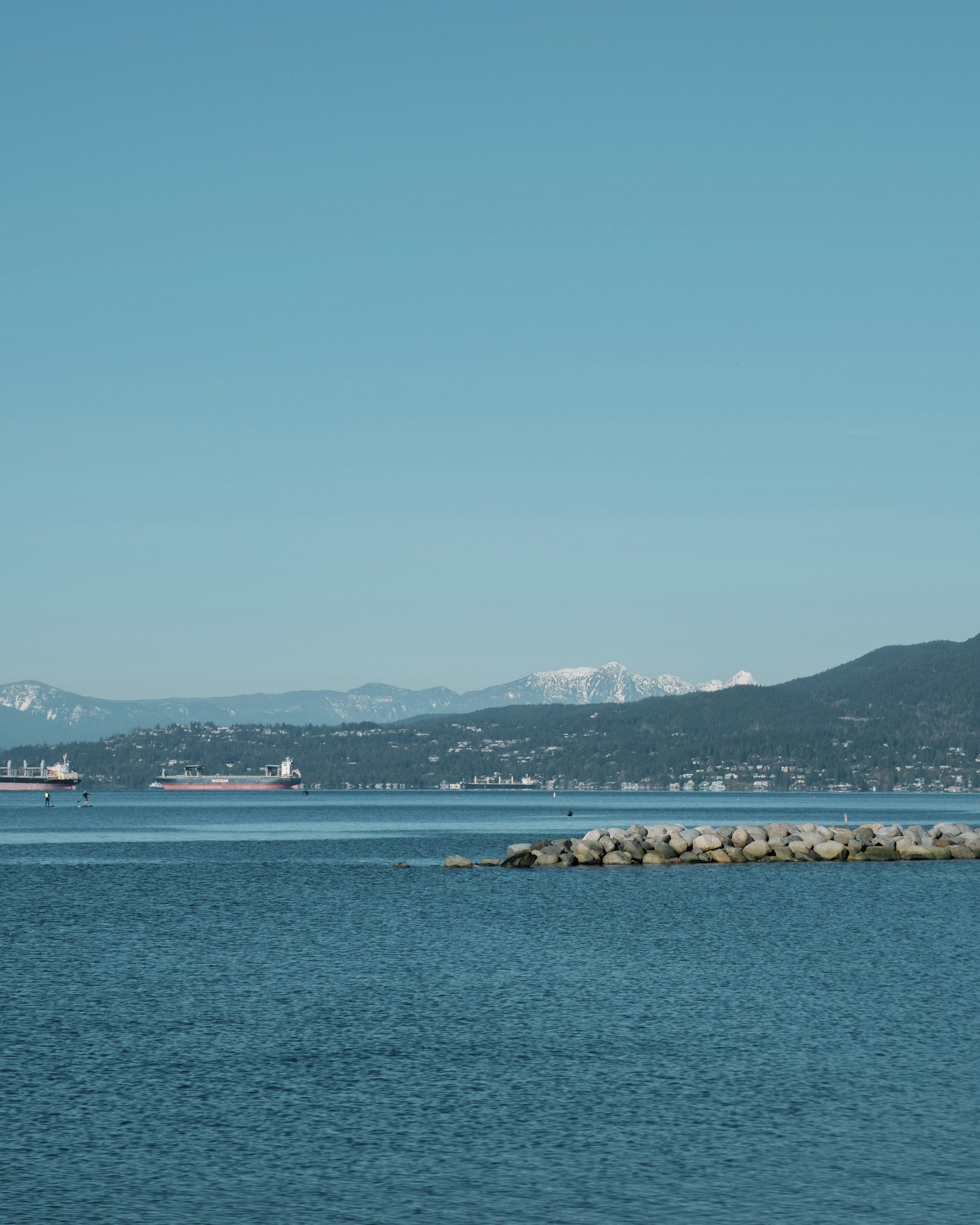 un grand plan d’eau avec des montagnes en arrière-plan