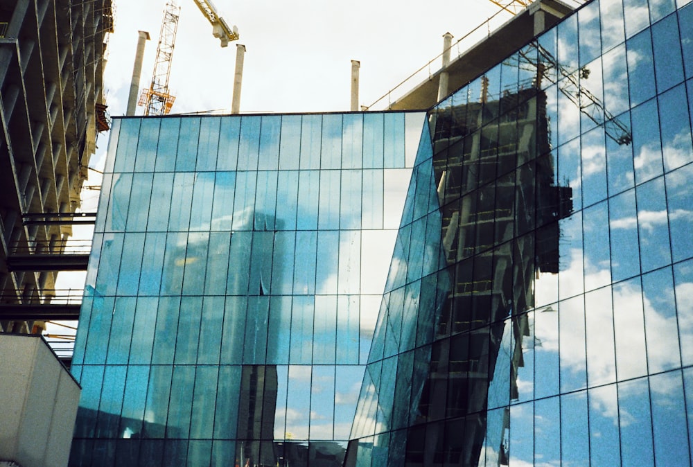 o reflexo de um edifício no vidro de outro edifício