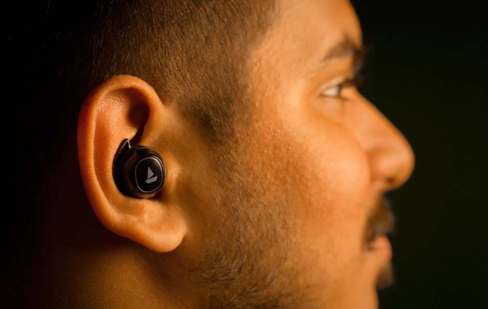 a man wearing a pair of ear buds