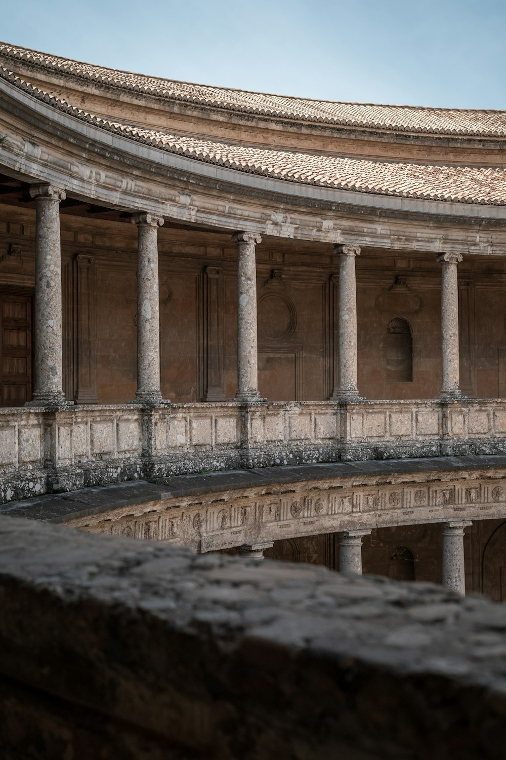 a building that has some pillars in it