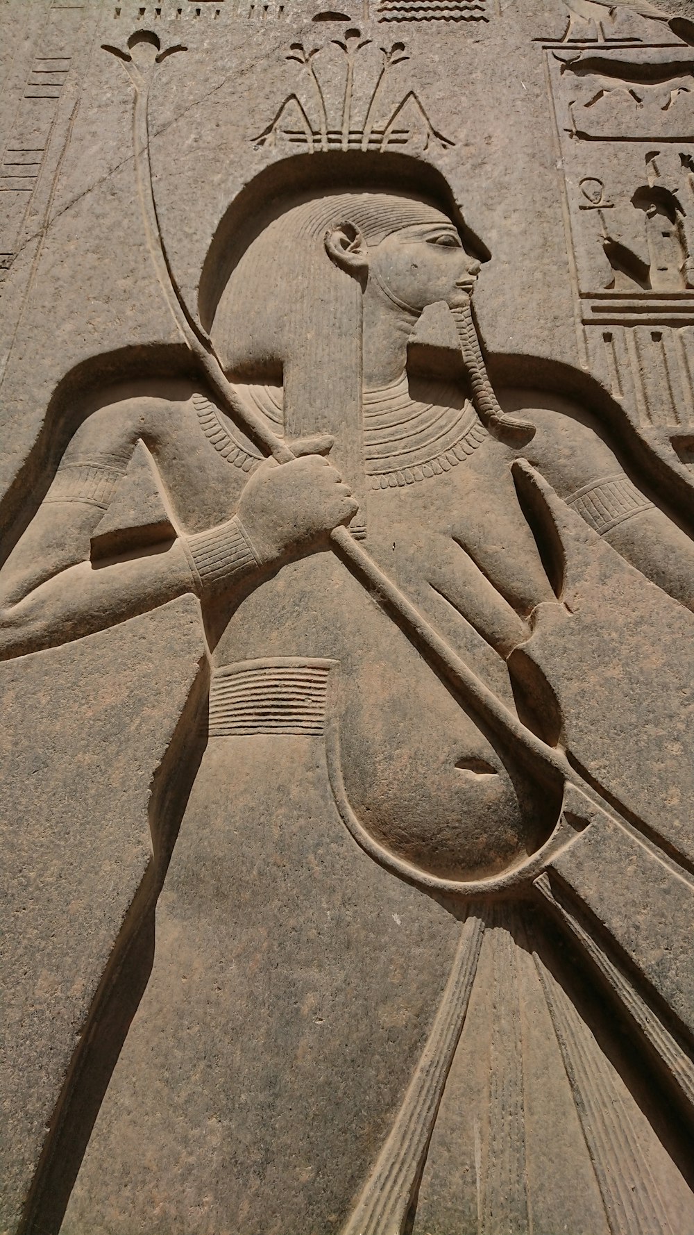 uma grande escultura em pedra de um deus egípcio