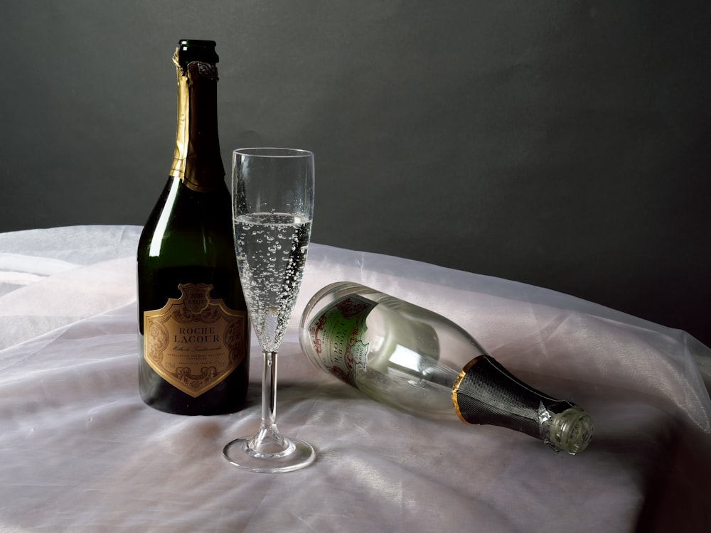 eine Flasche Champagner und ein Glas auf einem Tisch
