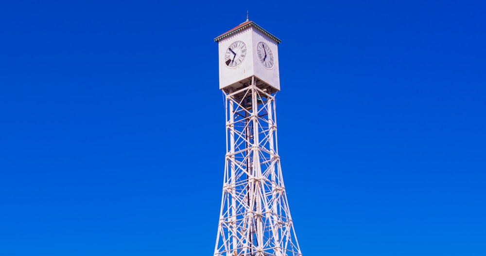 ein hoher Turm mit einer Uhr auf der Spitze