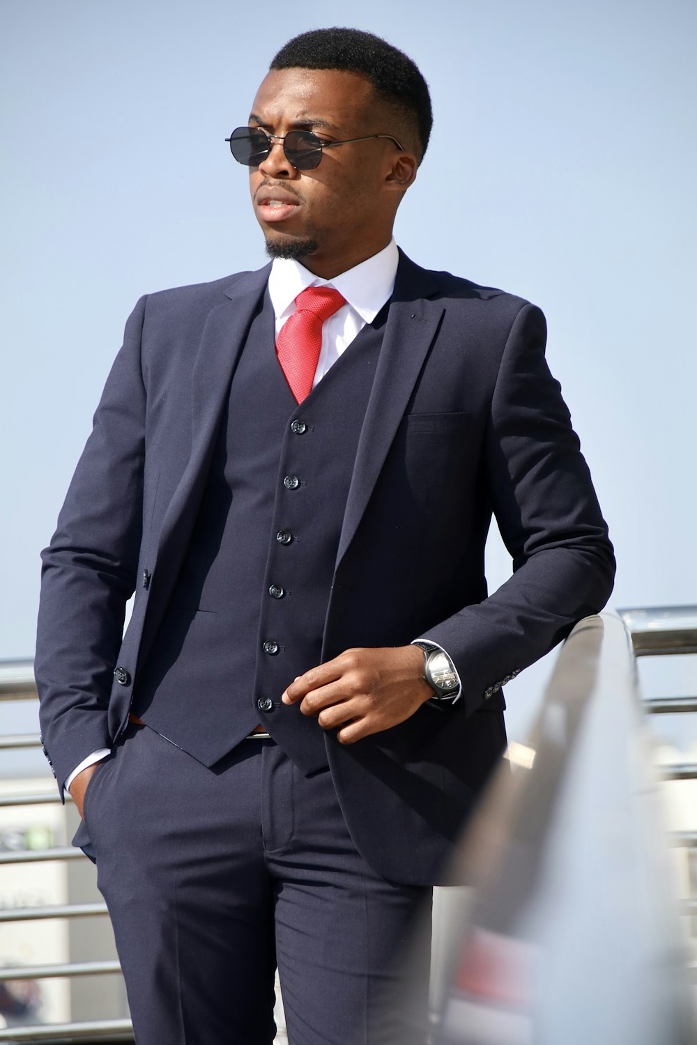 Terno moderno e elegante de homem com gravata vermelha e close up