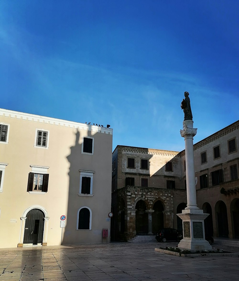 a courtyard with a statue in the middle of it