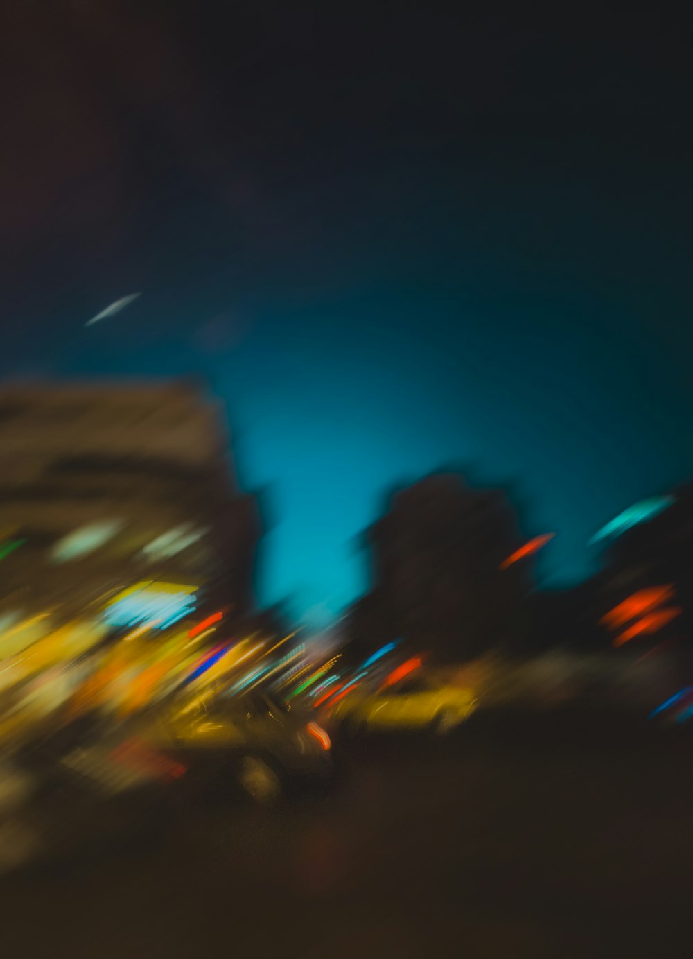 Ánh đèn phố lung linh vào ban đêm không chỉ đem lại vẻ đẹp thịnh hành mà còn phản ánh cuộc sống nhộn nhịp của thành phố. Bất kỳ ai yêu thích sự phấn khích và rực rỡ của thành phố đều nên xem những hình ảnh đến từ thành phố ban đêm này. 