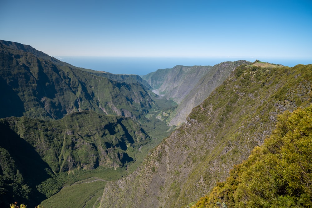 una vista sulle montagne da un punto di vista elevato