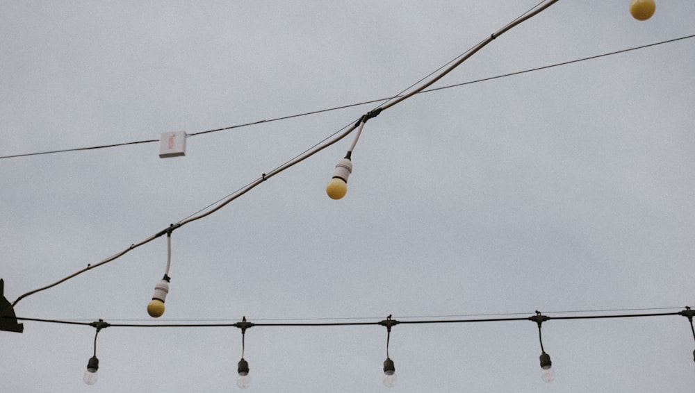 un montón de luces que están en un cable