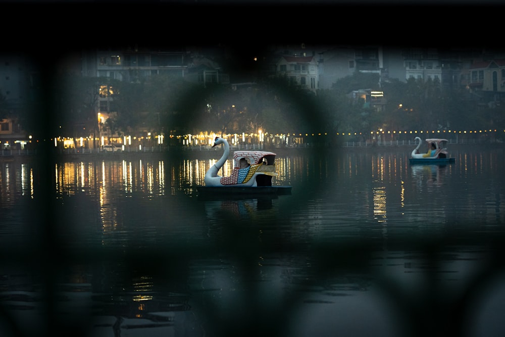 um par de barcos flutuando no topo de um lago