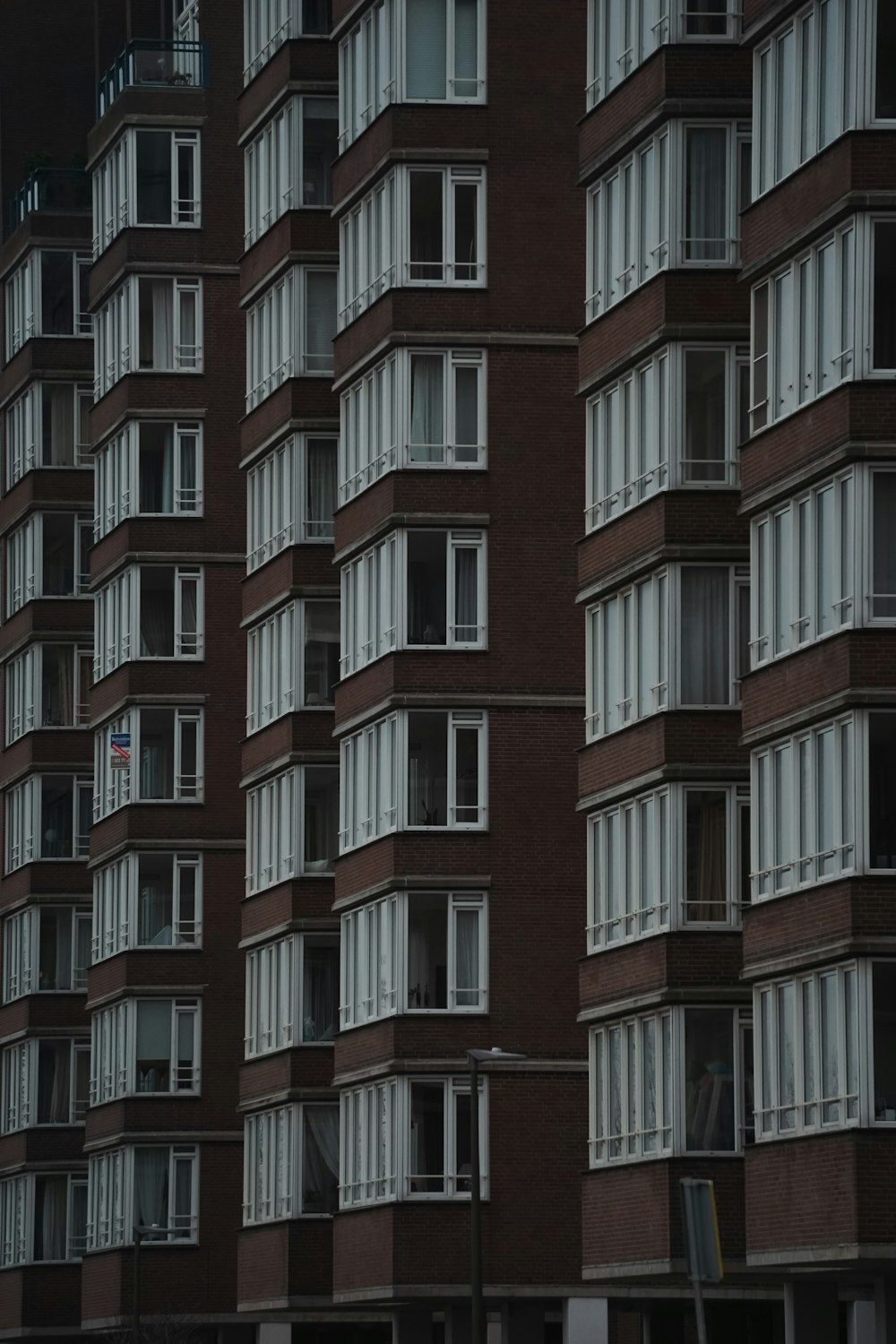 un grand bâtiment avec une horloge sur le côté