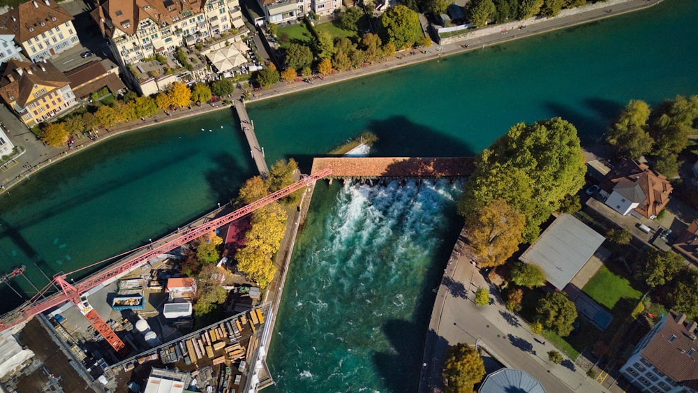 Una veduta aerea di un fiume che attraversa una città