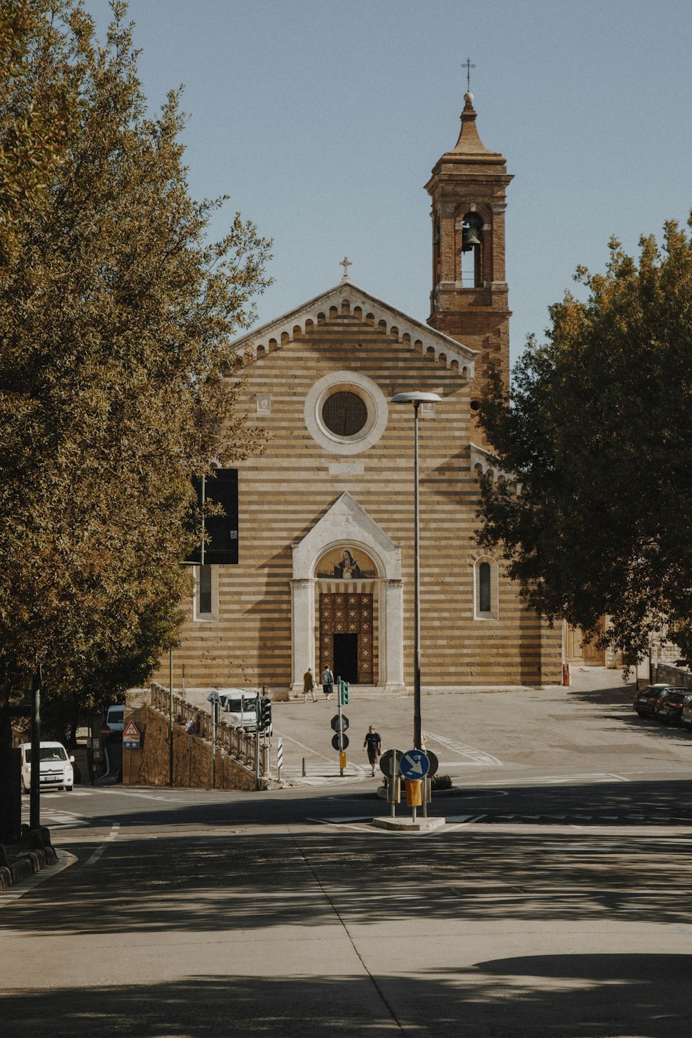 una iglesia con un campanario alto y una torre del reloj