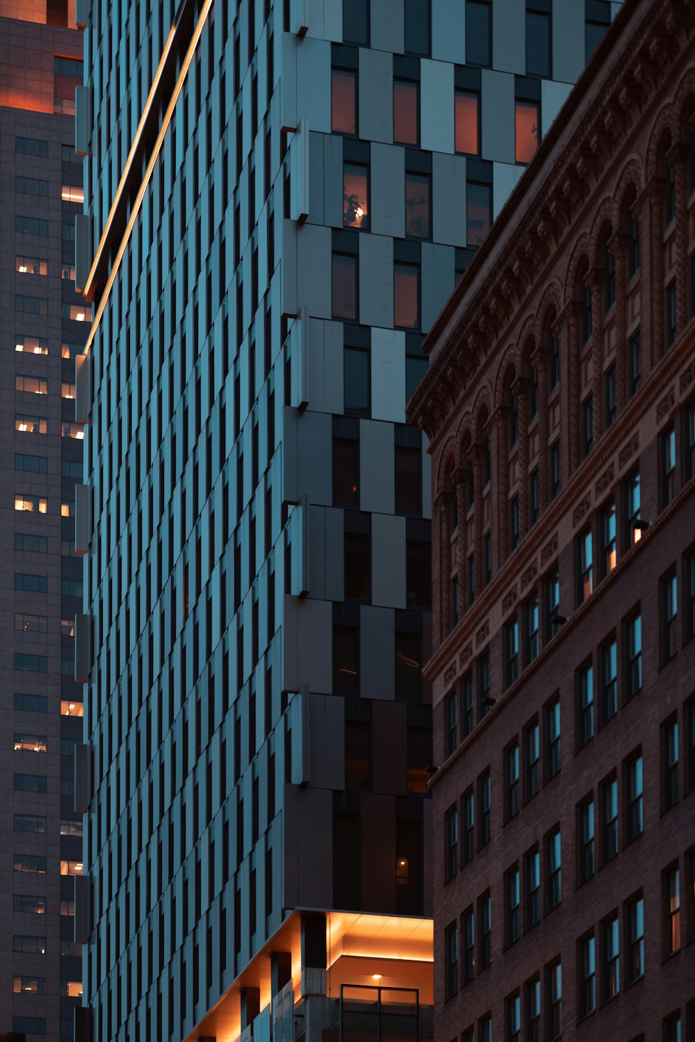 um edifício alto com um relógio ao lado dele