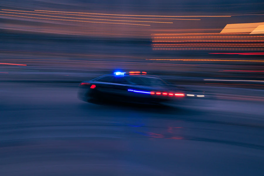 Mașină de poliție în mișcare, noaptea