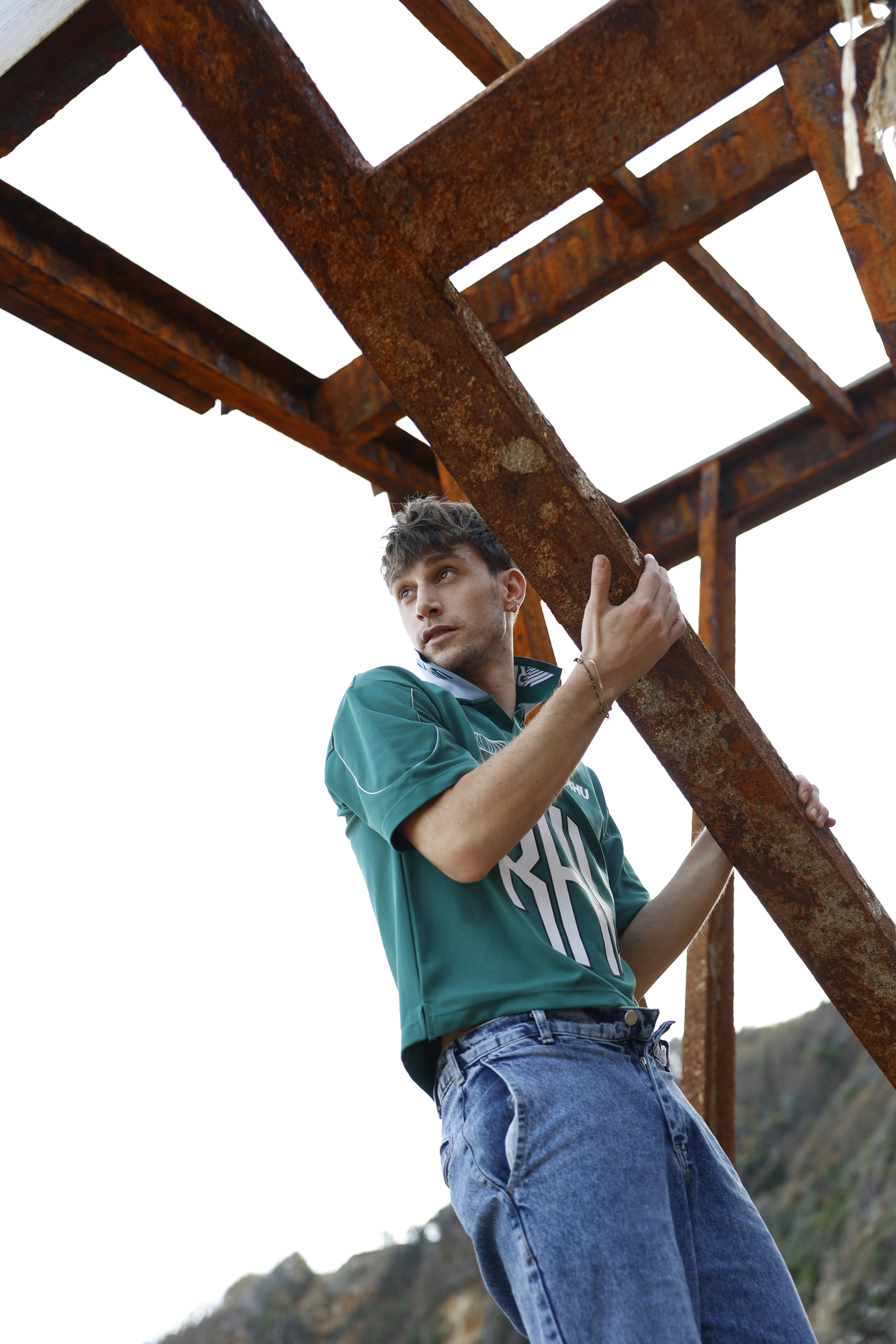 8 Roof Repair Tips for Safe Ladder Use in Florida Repairs