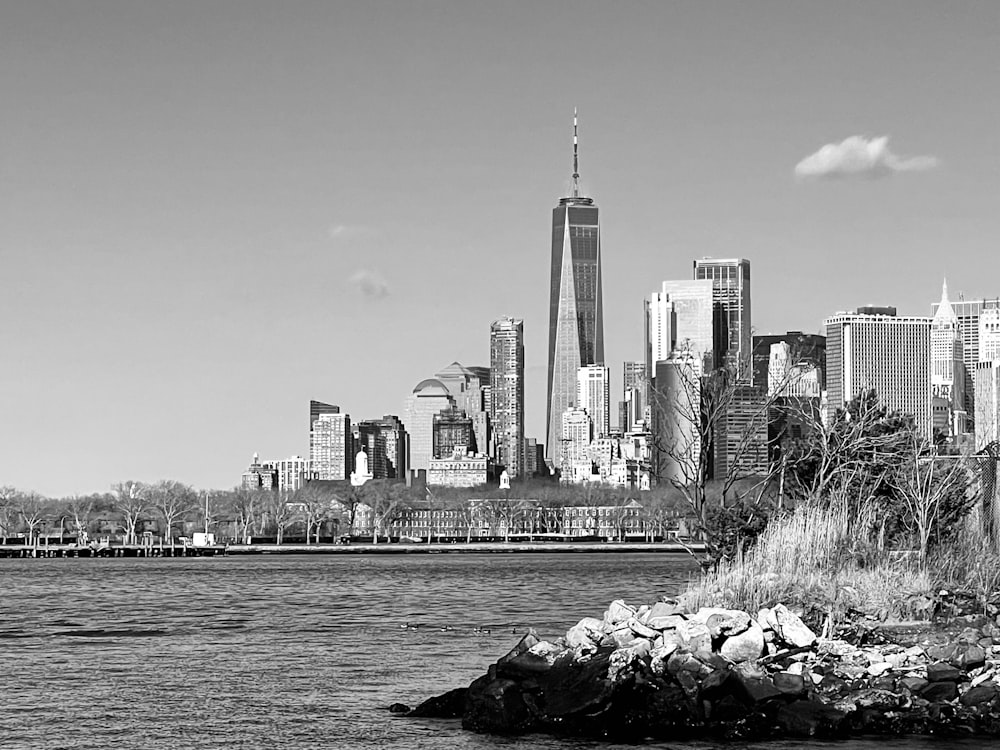 a black and white photo of a city skyline