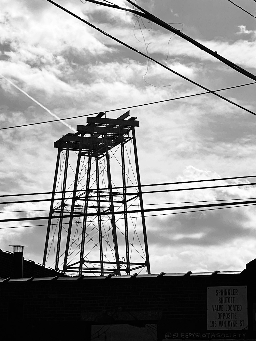 uma foto em preto e branco de uma torre de água