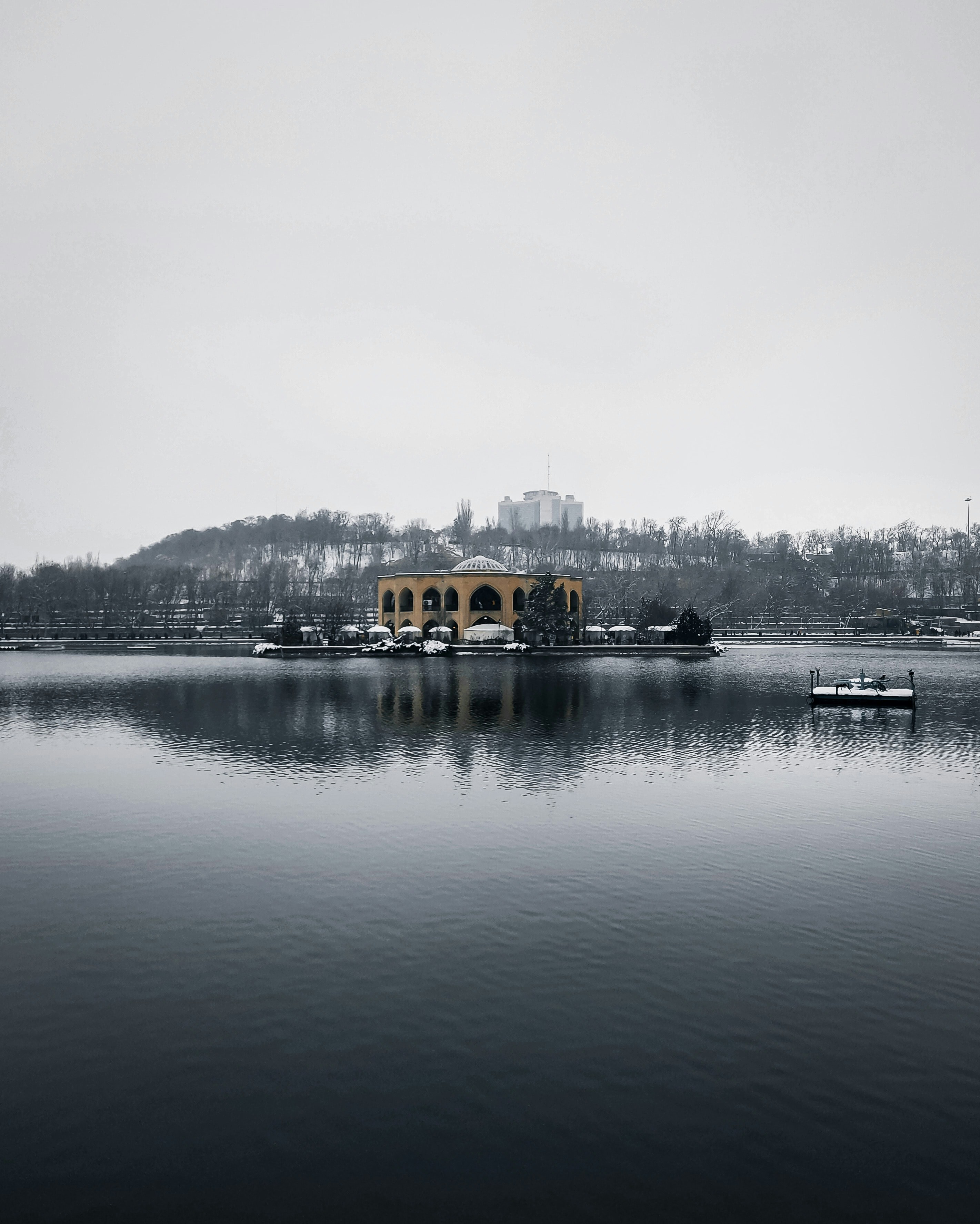 un lac avec une maison au-dessus