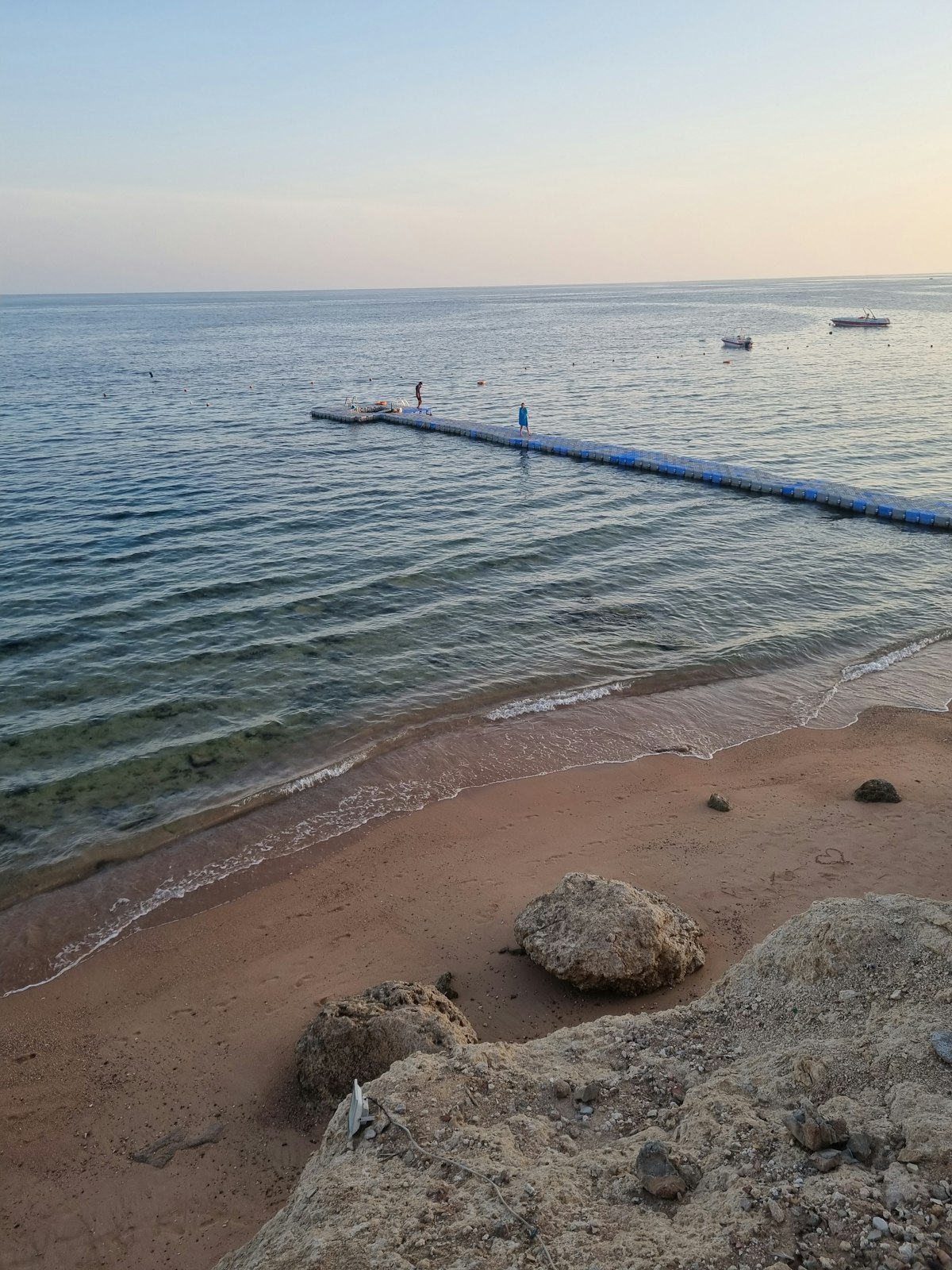 Acque cristalline turchesi del Mar Rosso accanto a una spiaggia sabbiosa in Egitto