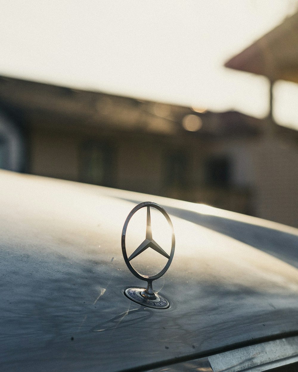 Foto zum Thema Ein Mercedes-Emblem auf der Motorhaube eines Autos