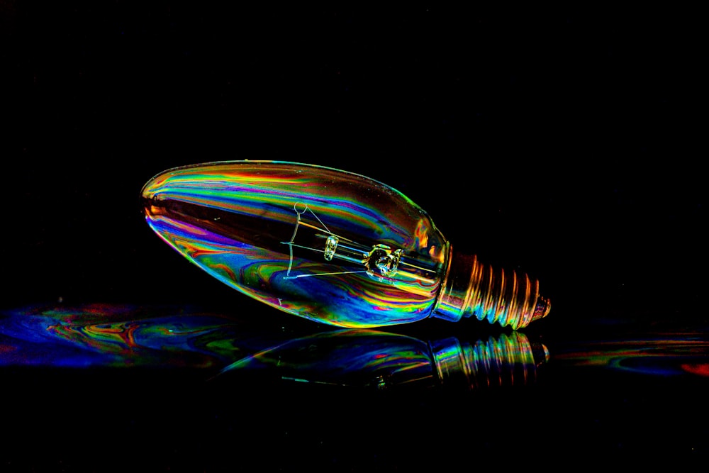 une ampoule colorée posée sur une table