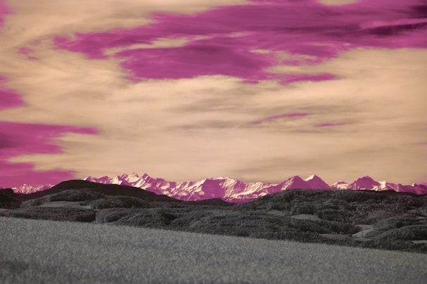 A futuristic landscape with mountains and a glowing sky created by AI.