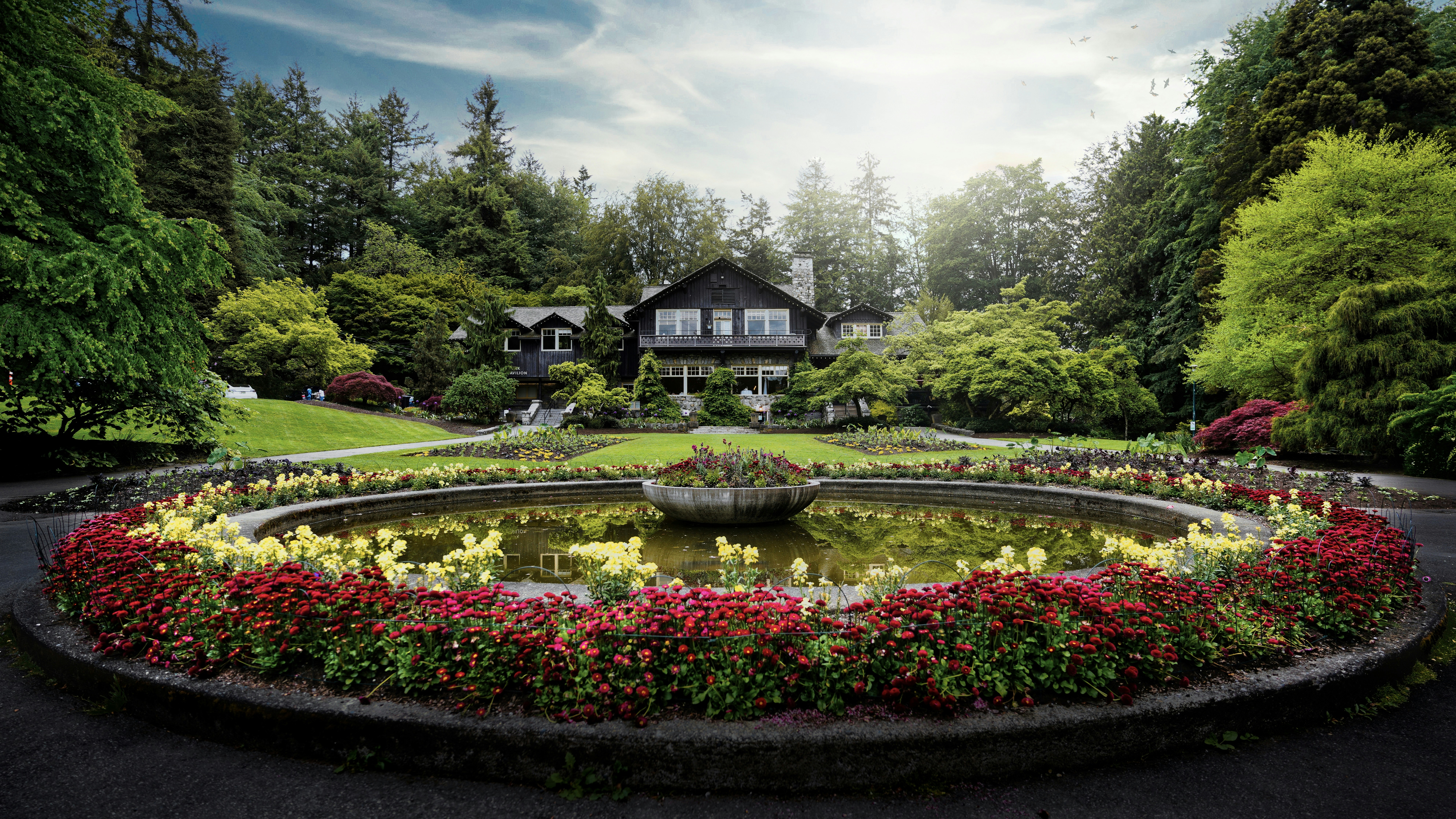 Un jardín con una fuente rodeada de flores foto – Imagen de Casa gratuita  en Unsplash, image size:3000x1687