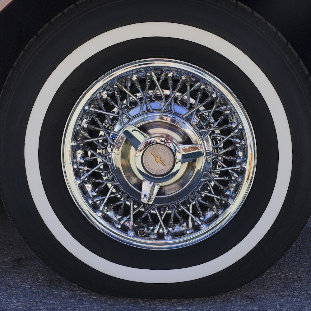 Un primer plano de un neumático en un coche
