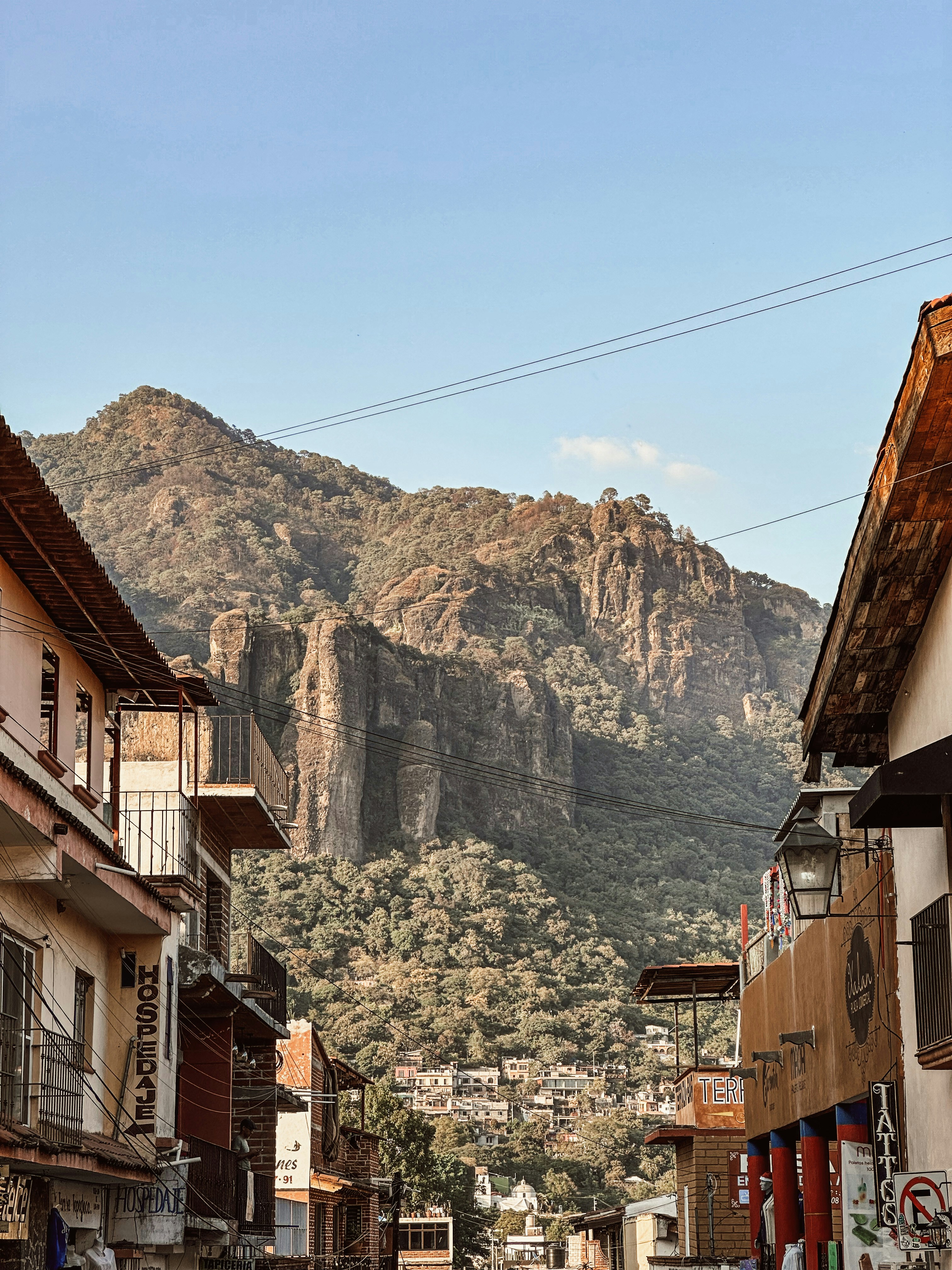 vista al cerro del tepozteco en pueblos mágicos cerca de CDMX