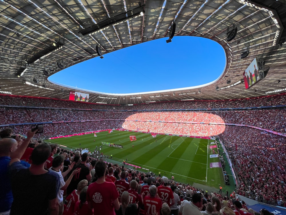 um grande estádio cheio de muitas pessoas